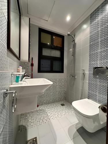 メッカにあるZ Residence by Dayf - Self-Service Apartmentsの洗面台とトイレ付きのバスルーム