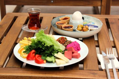 アンタルヤにあるBonnie City Hotelの食べ物と飲み物を一皿用意したテーブル