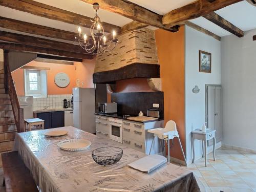 - une cuisine avec un grand comptoir dans une pièce dans l'établissement Logis de Bois Roche 1, à Saint-Bonnet-sur-Gironde