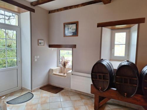 - un salon avec des chaises et une fenêtre dans l'établissement Logis de Bois Roche 1, à Saint-Bonnet-sur-Gironde