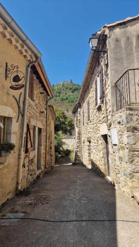 Une ruelle dans un ancien bâtiment en pierre dans l'établissement maison de village , chaleur, baignades et terroir en drôme, à Cornillon-sur-lʼOule
