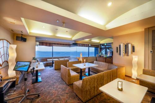 a restaurant with a view of the ocean at 絶景海風癒し庵 新八屋 in Toba