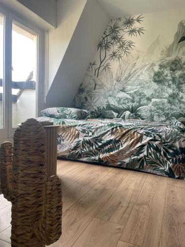 - une chambre avec un lit orné d'une fresque murale dans l'établissement Évasion à Villers sur mer - Calme et chaleureux, à Villers-sur-Mer