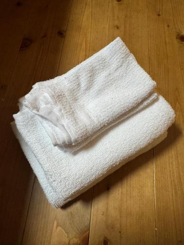 a white towel sitting on top of a wooden floor at えん東吉野 in Kami-ukashi