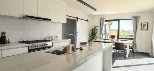 Kuchyň nebo kuchyňský kout v ubytování Spanking new park view retreat