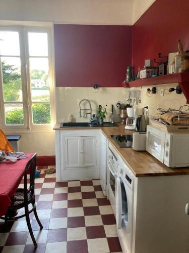 - une cuisine avec des appareils blancs et un sol en damier dans l'établissement Riverside Serenity, à Chandolas