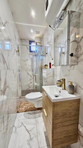 une salle de bain avec un lavabo, une douche et des toilettes dans l'établissement L'Ecorce - petit cocon à quelques minutes de Paris, à Aubervilliers