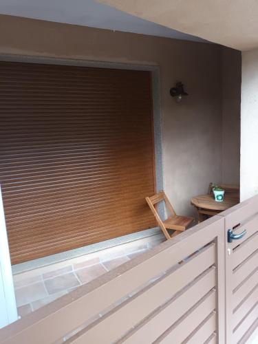 a blind on a window in a room with a chair at Él Rincón de los Sueños A in Vegadecabo