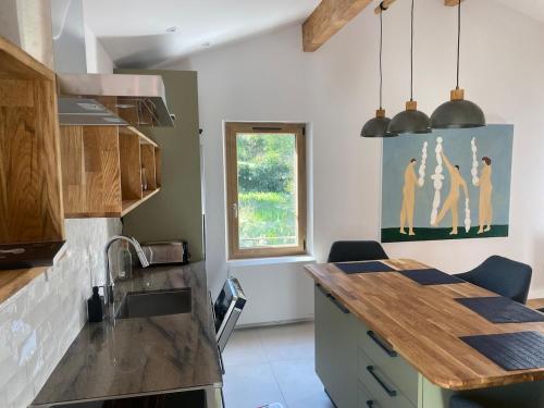 a kitchen with a sink and a counter top at Gîte lumineux avec jardin, vue sur Peyrepertuse in Rouffiac-des-Corbières