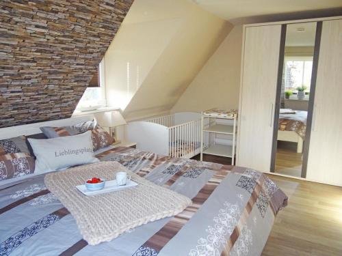 ein Schlafzimmer mit einem Bett, auf dem ein Tablett mit Essen steht in der Unterkunft Inselidylle Villa Saltkrokan in Fehmarn