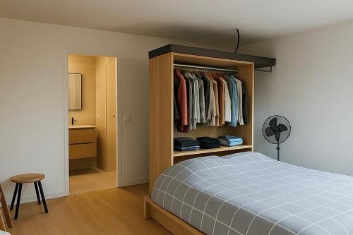 - une chambre avec un lit et un placard dans l'établissement Provençal and Modern Villa ideal for families, à Le Tignet