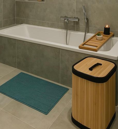 La salle de bains est pourvue d'une baignoire avec bougie. dans l'établissement Provençal and Modern Villa ideal for families, à Le Tignet