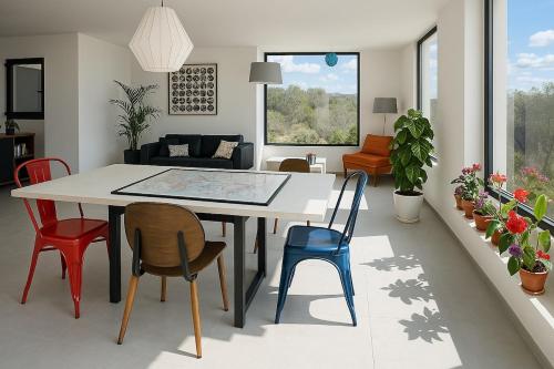 un salon avec une table et des chaises de salle à manger dans l'établissement Provençal and Modern Villa ideal for families, à Le Tignet