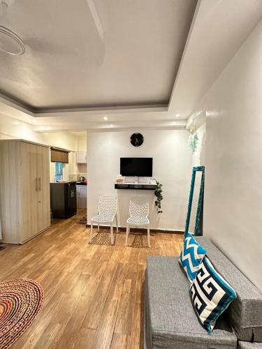 Pool facing Studio in Calanguteにあるテレビまたはエンターテインメントセンター