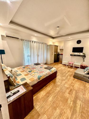 Pool facing Studio in Calanguteにあるベッド