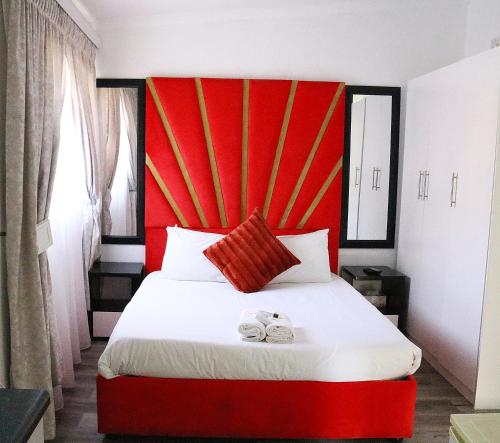 Postel nebo postele na pokoji v ubytování Arusha Lodge