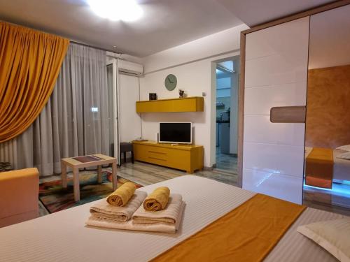 Televisyen dan/atau pusat hiburan di Golden Studio- Panoramic View with Terrace
