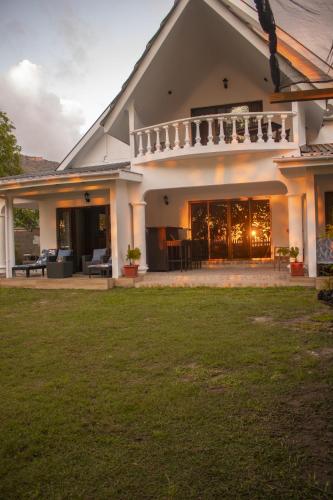 Κήπος έξω από το Chello's Villa