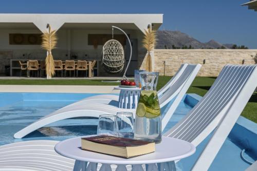 Бассейн в Elira Luxury Villa - With Private Pool или поблизости