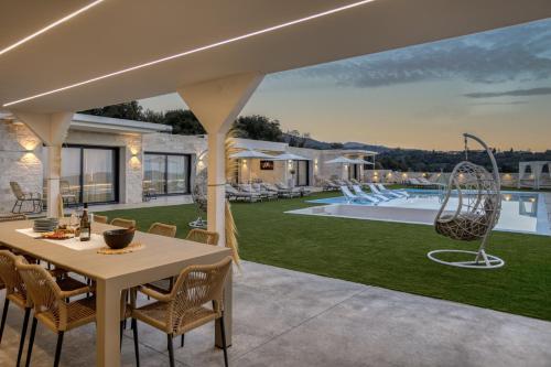 Бассейн в Elira Luxury Villa - With Private Pool или поблизости
