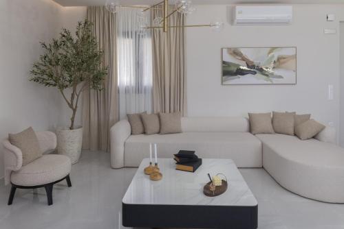 Гостиная зона в Elira Luxury Villa - With Private Pool