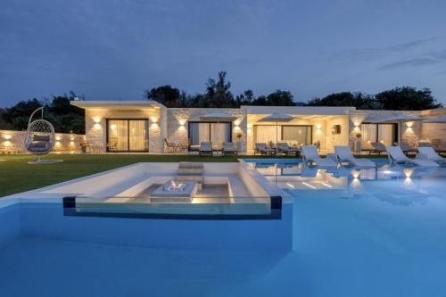 Бассейн в Elira Luxury Villa - With Private Pool или поблизости