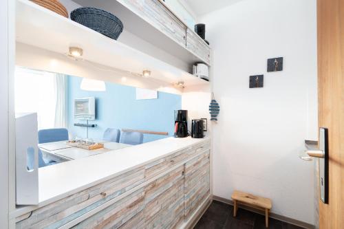 una stanza con un bancone con cassetti in legno di Ferienpark Sierksdorf App 746 - Strandlage a Sierksdorf