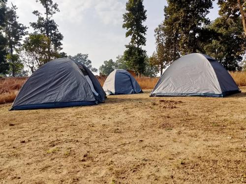 three tents are set up in a field at Athulyam Kanha, kanha national park, mukki gate in Khāpa