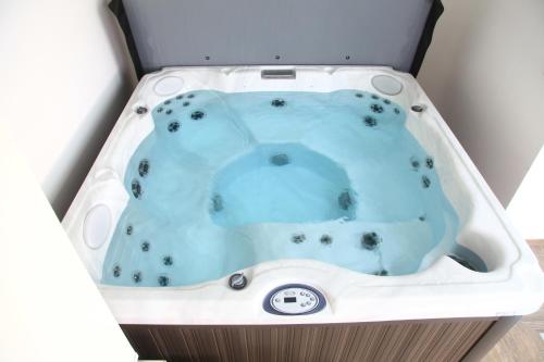a jacuzzi tub in the back of a vehicle at Villa Pool and Beach Bretagne in Plouescat
