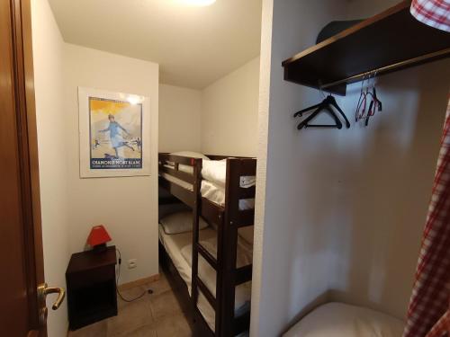 une chambre avec deux lits superposés dans une pièce dans l'établissement Appartement avec balcon plein sud, parking et animaux admis - FR-1-445-165, à Montgenèvre