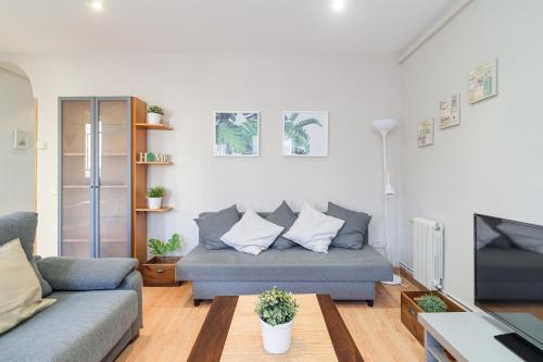 2-bedroom Bright and Classic Sagrada Familia Apartment