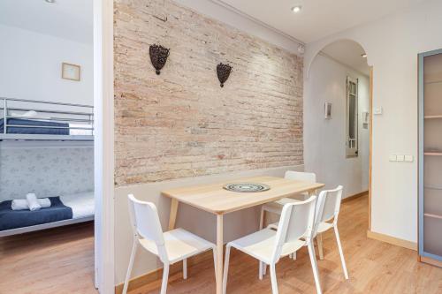 2-bedroom Bright and Classic Sagrada Familia Apartment