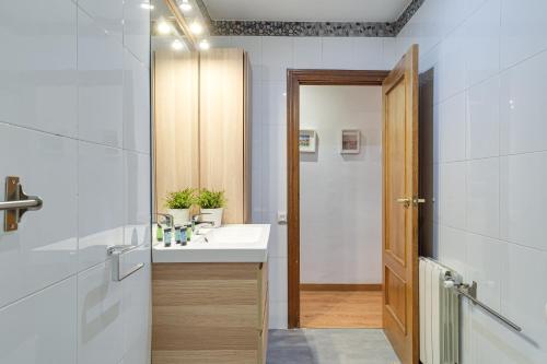 2-bedroom Bright and Classic Sagrada Familia Apartment