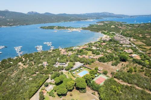 una vista aerea della costa di un lago di Caletta Nest 11 a Porto Rotondo
