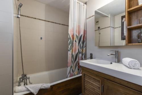 une salle de bain avec un lavabo et une douche dans l'établissement Les Arolles - Duplex familial - Vue montagne, aux Houches