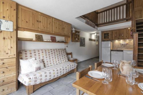 un salon avec un canapé et une table dans l'établissement Les Arolles - Duplex familial - Vue montagne, aux Houches