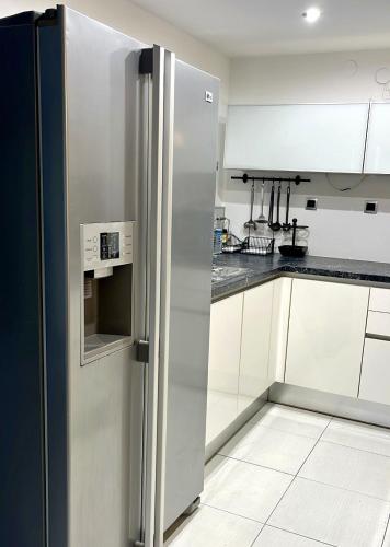 Cuisine ou kitchenette dans l'établissement Summer house with terrace and free private parking