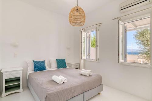 Postel nebo postele na pokoji v ubytování Villa Zeos - Cycladic house close to the beach