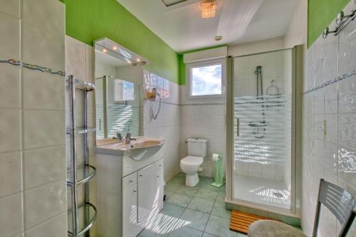 une salle de bain avec un lavabo, une douche et des toilettes dans l'établissement MAISON AU CŒUR DU VILLAGE, à Saint-Nazaire-sur-Charente
