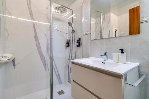Spacious 4 Bedroom Apartment Fira BCN & Camp Nou