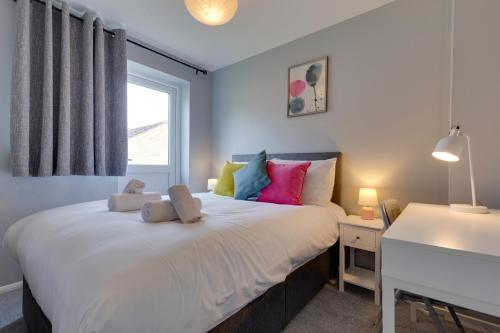 une chambre avec un lit avec deux ours en peluche dessus dans l'établissement Pass the Keys Renovated Sunny Home Pass the Keys, à Cambridge