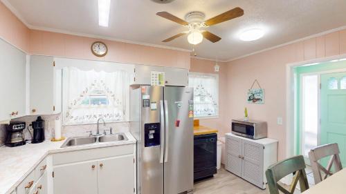 Una cocina o cocineta en A HIDDEN GEM DUPLEX Duplex