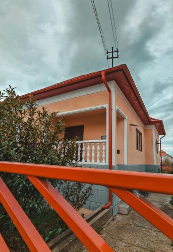 Το κτήριο όπου στεγάζεται  η παραθεριστική κατοικία