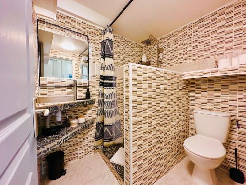 une salle de bain avec toilettes et lavabo dans l'établissement La Bastide, à Carcassonne