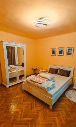Ένα ή περισσότερα κρεβάτια σε δωμάτιο στο CozyRent în Ocna Mureș