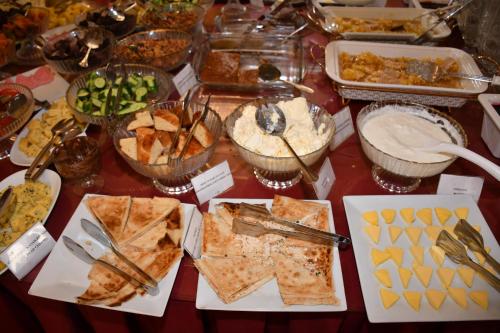 un tavolo apparecchiato con tanti tipi diversi di cibo di Katerina Palace 1877 a Kars