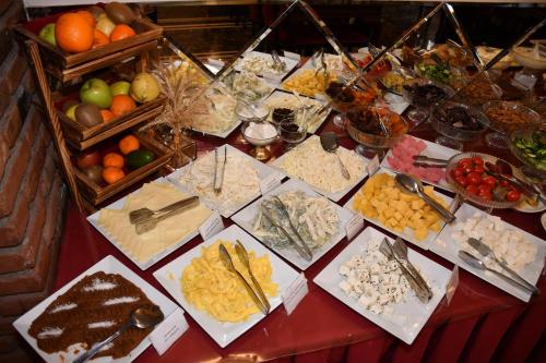 un tavolo apparecchiato con tanti tipi diversi di cibo di Katerina Palace 1877 a Kars