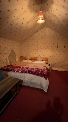Katil atau katil-katil dalam bilik di Glamping Gurez