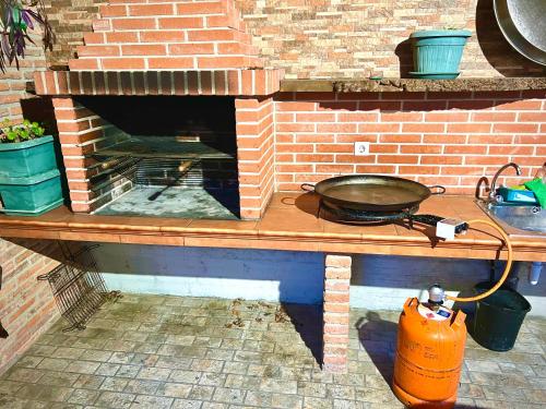 a brick oven with a pan on a table at Viviendas Rurales El Cantón in Cucayo