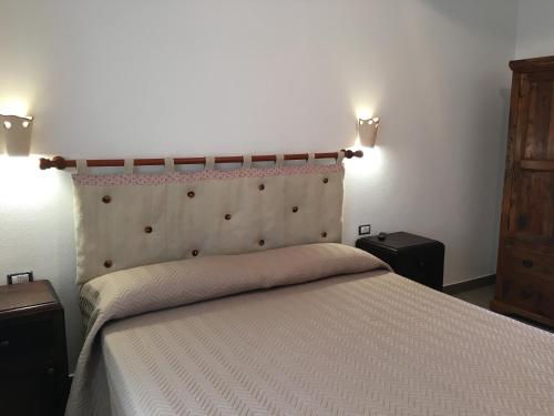 カルデードゥにあるAgriturismo S'Orgiolaのベッドルーム1室(壁に照明2つ付)